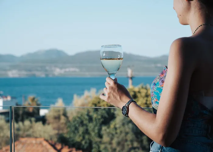 Eveline - Seaview & Short Walk To The Nikiana